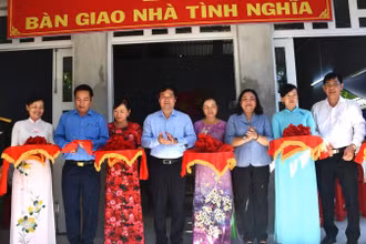 Lãnh đạo Ban Tuyên giáo Trung ương và Tỉnh ủy Bến Tre bàn giao nhà tình nghĩa cho gia đình chính sách.
