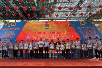 Trao quà cho đoàn viên công đoàn không có điều kiện về quê đón Tết.