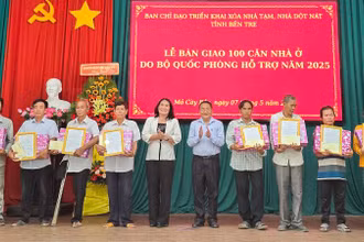 Lãnh đạo tỉnh Bến Tre trao quyết định bàn giao nhà, quà cho các hộ dân tại buổi lễ. (Ảnh: HOÀNG TRUNG)