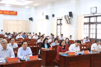 Các đại biểu tham dự quán triệt Chỉ thị của Bộ Chính trị, Ban Bí thư về tiếp tục củng cố, hoàn thiện, nâng cao chất lượng hoạt động của y tế cơ sở trong tình hình mới.