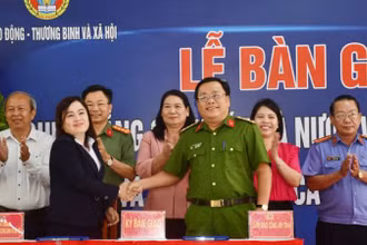 Hai đơn vị thực hiện nghi thức bàn giao chức năng quản lý nhà nước về cai nghiện và sau cai nghiện ma túy. (Ảnh: HOÀNG TRUNG)