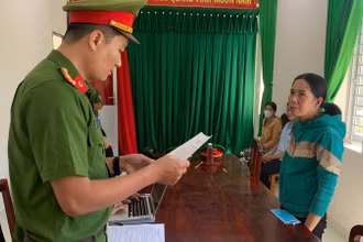Cơ quan Cảnh sát điều tra đọc các quyết định khởi tố, bắt tạm giam đối với Đặng Thị Kim Hồng. (Ảnh: HOÀNG TRUNG)