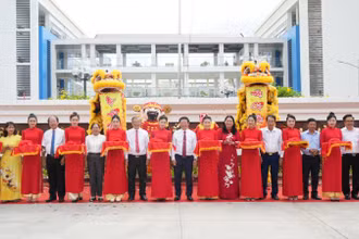 Đại biểu tham dự buổi Lễ thực hiện nghi thức cắt băng khánh thành công trình Bệnh viện Y học cổ truyền Trần Văn An. (Ảnh: HOÀNG TRUNG)
