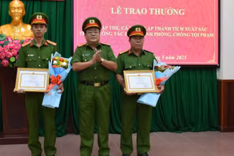 Đại tá Võ Công Bình, Phó Giám đốc Công an tỉnh Bến Tre trao giấy khen cho 2 cá nhân có thành tích xuất sắc trong triệt xóa tụ điểm ma túy. (Ảnh: HOÀNG TRUNG)