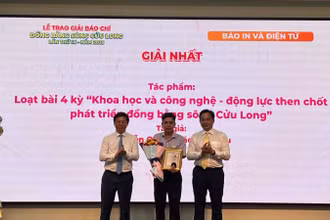 Ban tổ chức trao giải Nhất cho tác giả đoạt giải. (Ảnh: HOÀNG TRUNG)