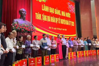 Phó Chủ tịch Quốc hội Nguyễn Đức Hải cùng lãnh đạo chính quyền địa phương trao quà Tết cho người nghèo tại tỉnh Bến Tre. (Ảnh: HOÀNG TRUNG)