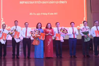 Lãnh đạo tỉnh Bến Tre trao Quyết định hợp nhất Ban Tuyên giáo và Ban Dân vận Tỉnh ủy Bến Tre thành Ban Tuyên giáo và Dân vận Tỉnh ủy Bến Tre. (Ảnh: HOÀNG TRUNG)