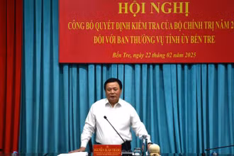Đồng chí Nguyễn Xuân Thắng phát biểu tại Hội nghị công bố quyết định kiểm tra của Bộ Chính trị đối với Ban Thường vụ Tỉnh ủy Bến Tre. (Ảnh: HOÀNG TRUNG)