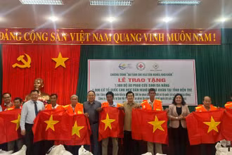 Nguyên Chủ tịch nước Trương Tấn Sang cùng lãnh đạo chính quyền địa phương, đơn vị tài trợ trao phao cứu sinh, cờ Tổ quốc cho ngư dân nghèo, khó khăn tại tỉnh Bến Tre.