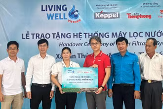 Đơn vị tài trợ trao bảng tượng trưng tặng hệ thống máy lọc nước cho chính quyền địa phương.