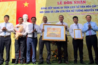 Lãnh đạo tỉnh Bến Tre trao Bằng xếp hạng Di tích lịch sử văn hóa cấp tỉnh "Nơi sinh ra và lớn lên của Nữ tướng Nguyễn Thị Định". (Ảnh: HOÀNG TRUNG)