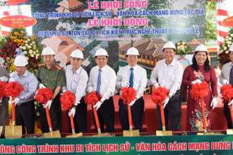 Lãnh đạo tham dự buổi lễ thực hiện nghi thức khởi công Khu di tích lịch sử-văn hóa Bưng Lạc Địa. (Ảnh: HOÀNG TRUNG)