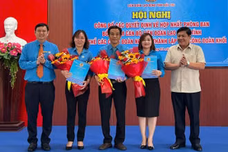 Trao quyết định bổ nhiệm cán bộ tại Liên đoàn Lao động tỉnh Bến Tre. (Ảnh: HOÀNG TRUNG)