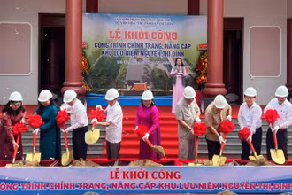 Lãnh đạo tỉnh tham dự buổi lễ thực hiện nghi thức động thổ khởi công công trình chỉnh trang, nâng cấp Khu lưu niệm Nguyễn Thị Định. (Ảnh: HOÀNG TRUNG)