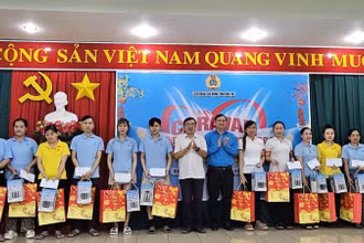 Lãnh đạo tỉnh Bến tre tặng quà cho người lao động có hoàn cảnh khó khăn tại Khu Công nghiệp Giao Long. (Ảnh: HOÀNG TRUNG)