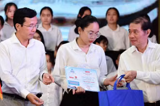 Ban Tổ chức trao học bổng "Tiếp sức đến trường" cho tân sinh viên. (Ảnh: HOÀNG TRUNG)