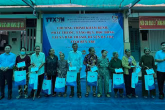 Ban tổ chức trao quà cho gia đình chính sách nhân kỷ niệm 77 năm Ngày Thương binh-Liệt sĩ. (Ảnh: HOÀNG TRUNG)