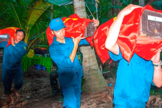 Lực lượng chức năng khai quật và cất bốc hài cốt liệt sĩ.