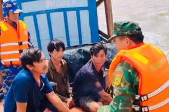 Lực lượng Bộ đội Biên phòng kịp thời cứu 3 ngư dân gặp nạn. (Ảnh: HOÀNG TRUNG)