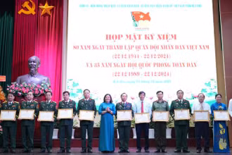 Đồng chí Hồ Thị Hoàng Yến, Quyền Bí thư Tỉnh ủy Bến tre trao bằng khen cho các tập thể có thành tích xuất sắc. (Ảnh: HOÀNG TRUNG)