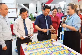 Lãnh đạo tham quan khu trưng bày tại Ngày Sách và Văn hóa đọc Việt Nam. (Ảnh: HOÀNG TRUNG).