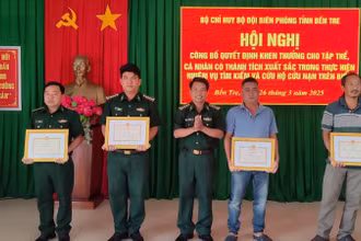Lãnh đạo Bộ đội Biên phòng tỉnh Bến Tre trao giấy khen cho 4 cá nhân đã kịp thời cứu ngư dân gặp nạn trên biển. (Ảnh: HOÀNG TRUNG)