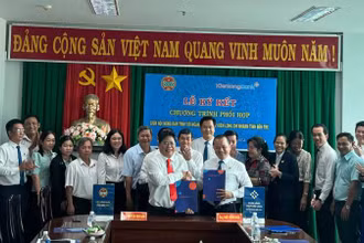 Hội Nông dân tỉnh Bến Tre và KienlongBank, Chi nhánh tỉnh Bến Tre ký kết chương trình phối hợp. (Ảnh: HOÀNG TRUNG)