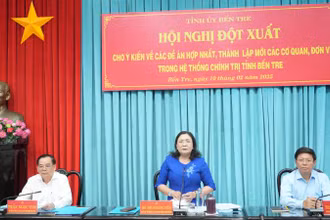 Lãnh đạo tỉnh Bến Tre chủ trì tại Hội nghị. (Ảnh: HOÀNG TRUNG)