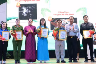 Lãnh đạo Sở Văn hóa, Thể thao và Du lịch trao giải cuộc thi ảnh đẹp du lịch. (Ảnh: HOÀNG TRUNG)