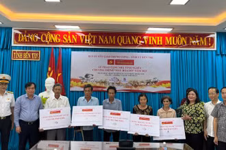 Lãnh đạo tham dự buổi lễ trao nhà tình nghĩa cho 5 gia đình chính sách.