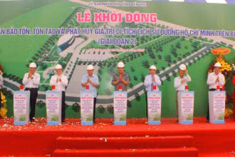 Đại biểu tham dự buổi lễ thực hiện nghi thức khởi động Dự án bảo tồn, tôn tạo và phát huy giá trị lịch sử đường Hồ Chí Minh trên biển. (Ảnh: HOÀNG TRUNG)