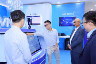 Cán bộ VNPT giới thiệu các dịch vụ và nền tảng chuyển đổi số. (Ảnh: BÁO NHÂN DÂN)