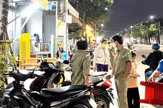 Gia đình tổ chức tang lễ cho bé trai