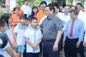 Thủ tướng Phạm Minh Chính thăm hỏi, động viên các cháu tại Làng Trẻ em SOS Nha Trang (Ảnh: THANH GIANG)