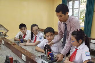 Giáo viên THCS đang giảng bài cho học sinh. (Ảnh: DUY LINH)