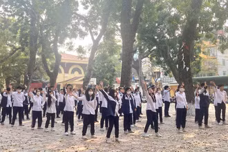 Học sinh tập thể dục giữa giờ, nâng cao sức khỏe.
