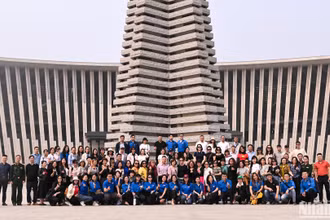 Cán bộ, đoàn viên Công đoàn và đoàn viên, thanh niên Báo Nhân Dân chụp ảnh lưu niệm tại quảng trường Tháp Chiến thắng Bảo tàng Lịch sử Quân sự Việt Nam.