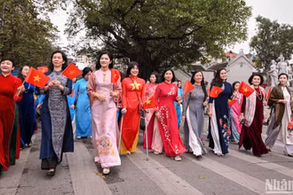 Các đại biểu tham gia diễu hành tại không gian đi bộ hồ Hoàn Kiếm.