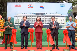 Các đại biểu cắt băng khai trương triển lãm tương tác kỉ niệm 50 năm giải phóng miền Nam,thống nhất đất nước.