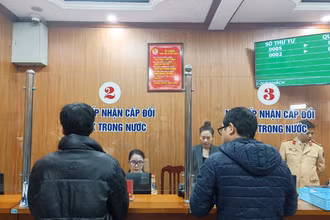 Người dân tới làm thủ tục cấp, đổi giấy phép lái xe tại Hà Nội. (Ảnh: PHONG LÊ)