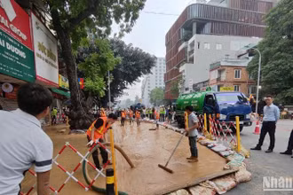 Khắc phục hậu quả bùn phun lên tại phố Cát Linh khi đang thi công tuyến hầm của Dự án tuyến đường sắt đô thị thí điểm thành phố Hà Nội, đoạn Nhổn-ga Hà Nội.