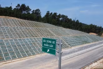 Một đoạn trên tuyến cao tốc Bùng-Vạn Ninh thuộc dự án thành phần cao tốc bắc-nam là 1 trong những tuyến cao tốc được thông xe đưa vào sử dụng nhân kỷ niệm 50 năm Ngày Giải phóng miền nam. (Ảnh: KIM CƯƠNG)