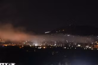 Khói bốc lên sau vụ không kích của Israel xuống thủ đô Damascus, Syria ngày 3/5. (Ảnh: THX/TTXVN)