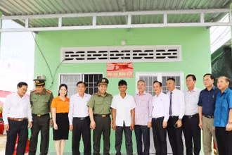 Lãnh đạo Bộ Công an, lãnh đạo tỉnh Bạc Liêu và đại diện Tập đoàn T&T Group, Ngân hàng SHB dự khánh thành nhà của hộ dân được hỗ trợ.