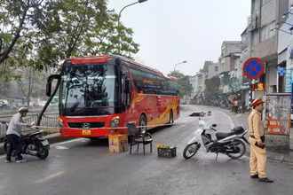 Vụ tai nạn trên tuyến đường Trịnh Đình Cửu sáng 27/3/2025, trước số nhà 84 đã xảy ra vụ tai nạn giữa xe ô-tô 45 chỗ và nữ thanh niên điều khiển xe gắn máy rất tiếc vụ tai nạn đã làm người điều khiển xe gắn máy tử vong ngay tại chỗ. (Ảnh: KIM CƯƠNG)
