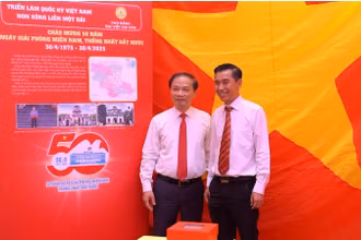 Ông Phạm Tất Thắng, Phó Trưởng Ban Tuyên giáo và Dân vận Trung ương (bên trái) tham dự triển lãm tại trường Cao đẳng Đại Việt Sài Gòn. 