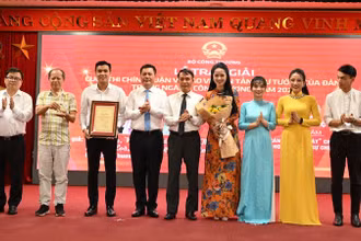 Bộ trưởng Nguyễn Hồng Diên, Thứ trưởng Công thương Trương Thanh Hoài và Phó Chủ tịch Thường trực Hội Nhà báo Việt Nam Nguyễn Đức Lợi trao chứng nhận cho nhóm tác giả Báo Công thương đoạt giải Đặc biệt.