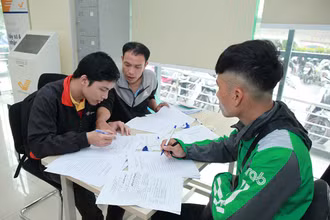 Nhân viên Bưu điện hướng dẫn khách hàng làm thủ tục đăng ký cấp phiếu lý lịch tư pháp tại Bưu cục Thăng Long.