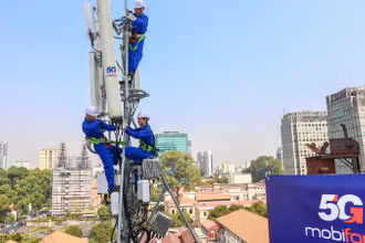 Lắp ráp trạm phát sóng 5G MobiFone.