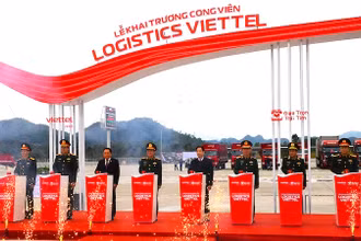 Các đại biểu nhấn nút khai trương Công viên Logistics Viettel.